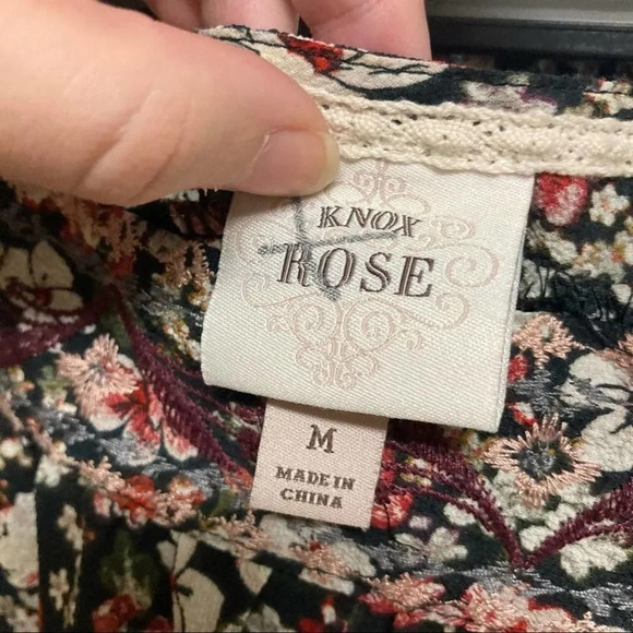KNOX ROSE Blouse Dark Floral Crochet Detail Long Sleeve Size Medium - Picture 4 of 6